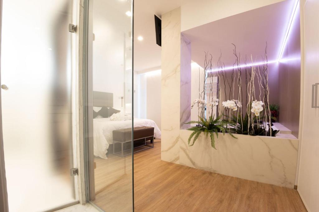 une chambre avec une porte en verre menant à une chambre dans l'établissement POPULA - The Lifestyle Hotel, à Gallipoli