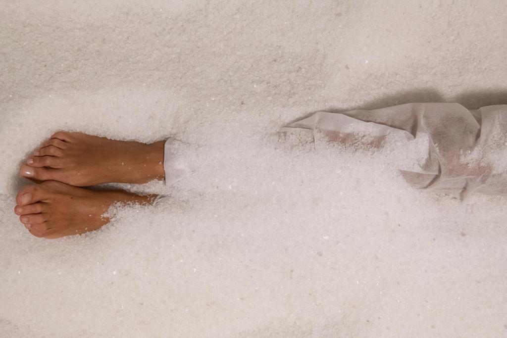 une personne debout dans un tas de neige dans l'établissement Seawater Hotel Bio & Beauty Spa, à Marsala