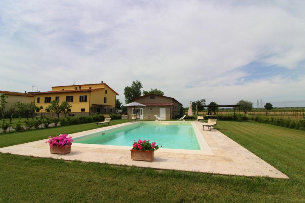 une piscine au milieu d'une cour dans l'établissement CASA ANGELA, à Castiglion Fiorentino