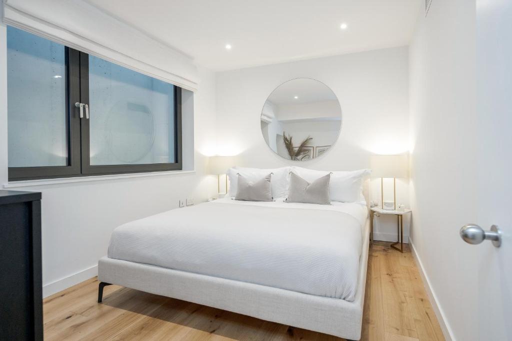 Luxury Central Mayfair Townhouse with AC 3BR 3BA 7