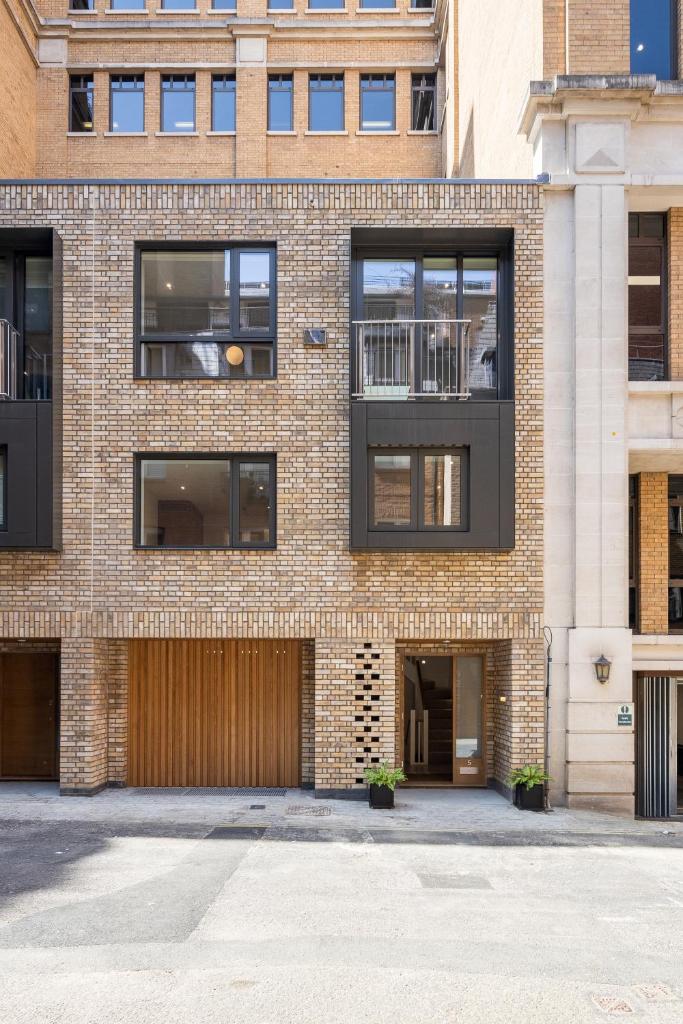 Luxury Central Mayfair Townhouse with AC 3BR 3BA 6