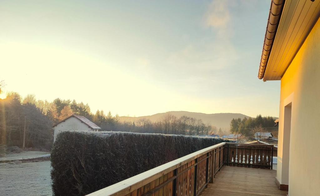 - un balcon d'une maison avec une clôture dans l'établissement L'écrin de Xattys - Gîte de standing-SPA-terrain de pétanque-Piscine-Switch-Baby-foot au coeur du Massif Vosgien, à Cleurie