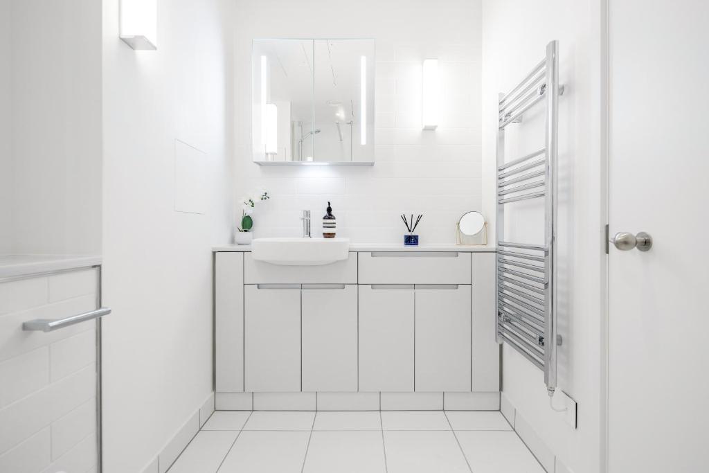 Luxury Central Mayfair Townhouse with A/C 3BR 3BA 7