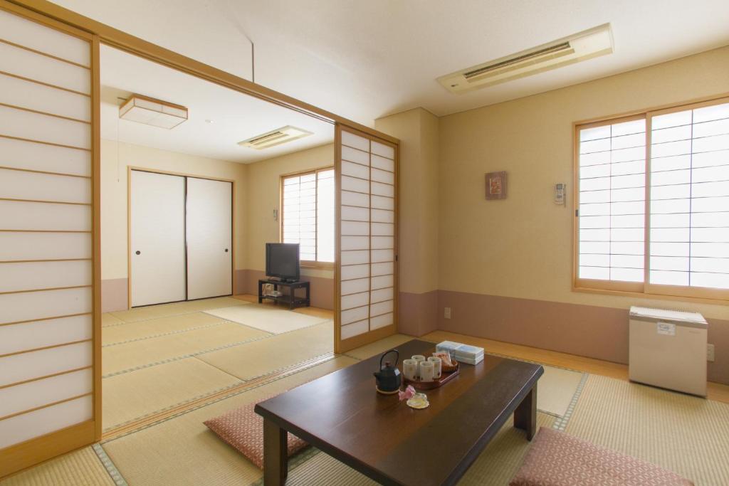 - un salon avec une table et un miroir dans l'établissement Towa Ryokan, à Kyoto 37 autres photos