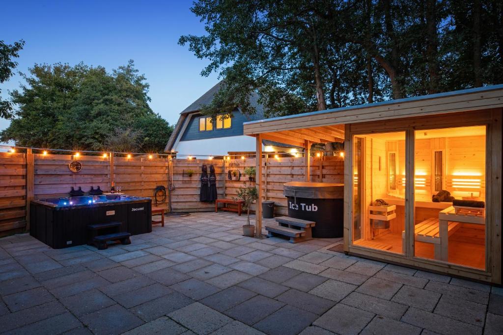 The island life texel met jacuzzi 4