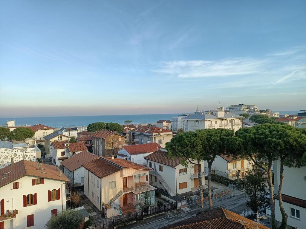- une vue sur la ville avec ses maisons et l'océan dans l'établissement Hotel La Torre, à Cervia