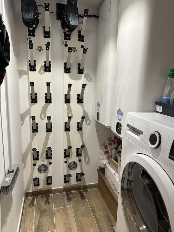 une buanderie avec un lave-linge et un lave-linge dans l'établissement LE REFUGE LES 2 ALPES 1800, à Les Deux Alpes