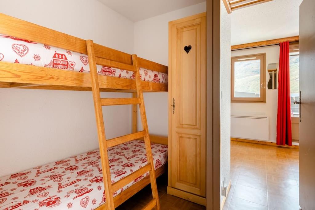 une chambre avec deux lits superposés dans une pièce dans l'établissement Les gentianes 311, aux Menuires