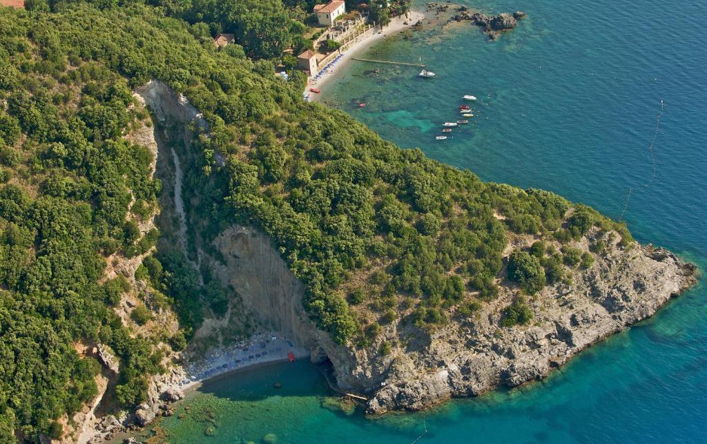 une vue aérienne d'une île dans l'eau dans l'établissement La Francesca Sud un villaggio"glamping", à Scario 26 autres photos