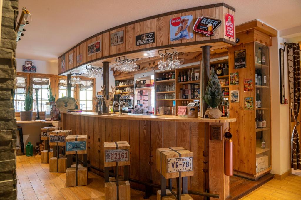 un bar dans un restaurant avec des boîtes au sol dans l'établissement Montana Chalet Hôtel & Spa, au Sauze