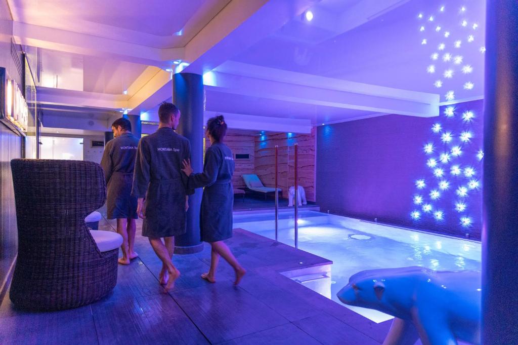 un groupe de personnes debout en face d'une piscine dans l'établissement Montana Chalet Hôtel & Spa, au Sauze 37 autres photos