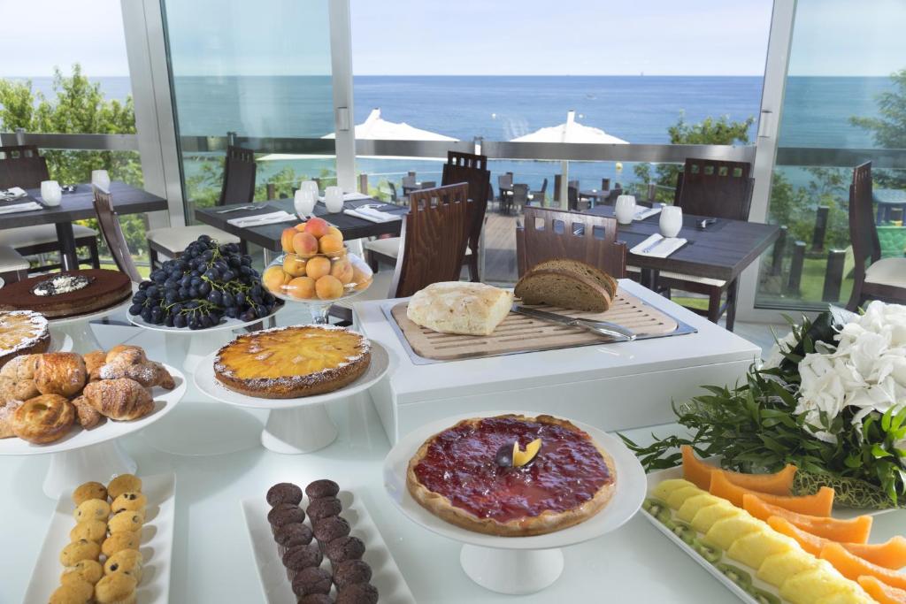 une table contenant de nombreux types de denrées alimentaires différents dans l'établissement Hotel Sans Souci, à Gabicce Mare