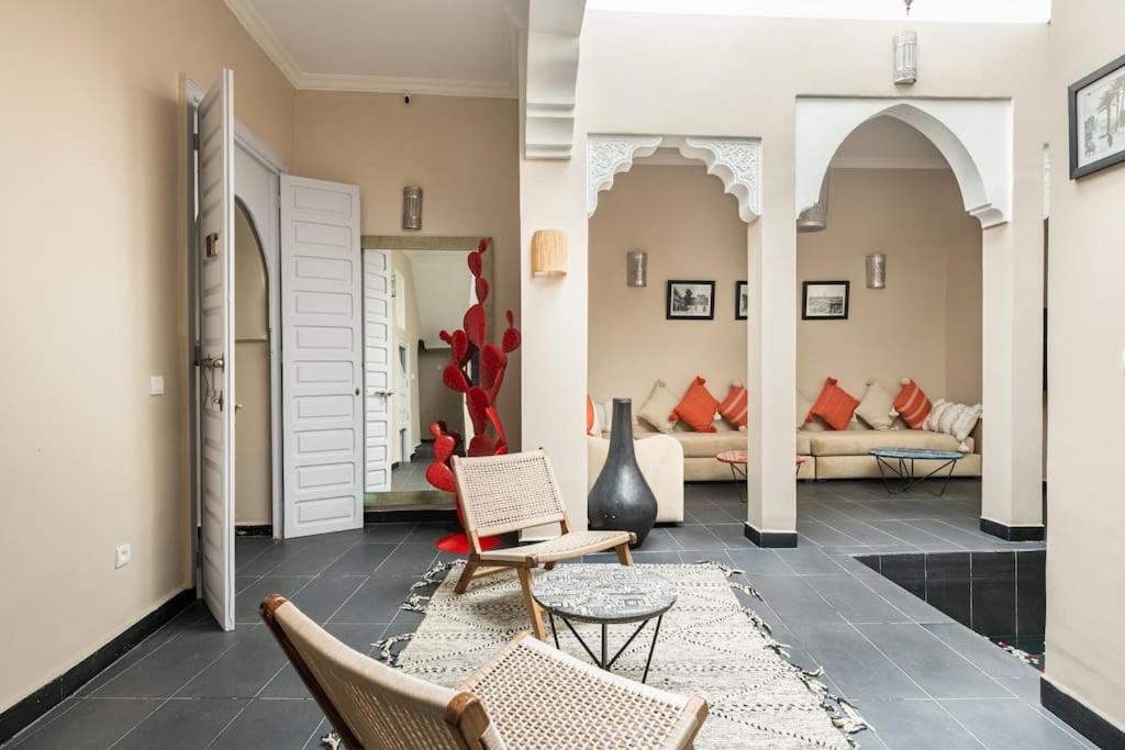 un salon avec deux chaises et un canapé dans l'établissement Riad l'Empire, à Marrakech