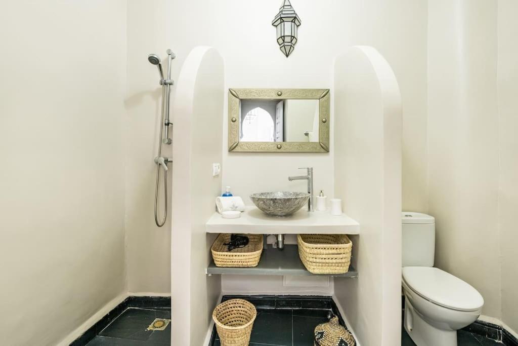 une salle de bain avec un lavabo et des toilettes dans l'établissement Riad l'Empire, à Marrakech