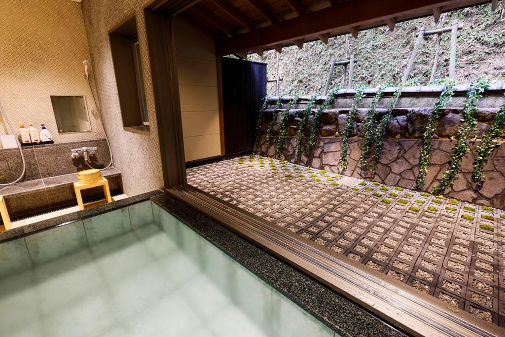 - une piscine dans une maison avec douche dans l'établissement Yuraku Kinosaki Spa & Gardens, à Toyooka