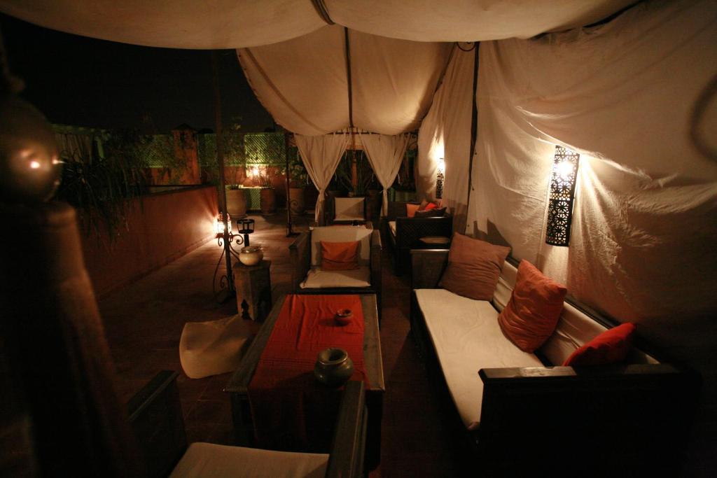 une chambre avec une tente, des canapés et une table dans l'établissement Riad Mariana, à Marrakech 37 autres photos