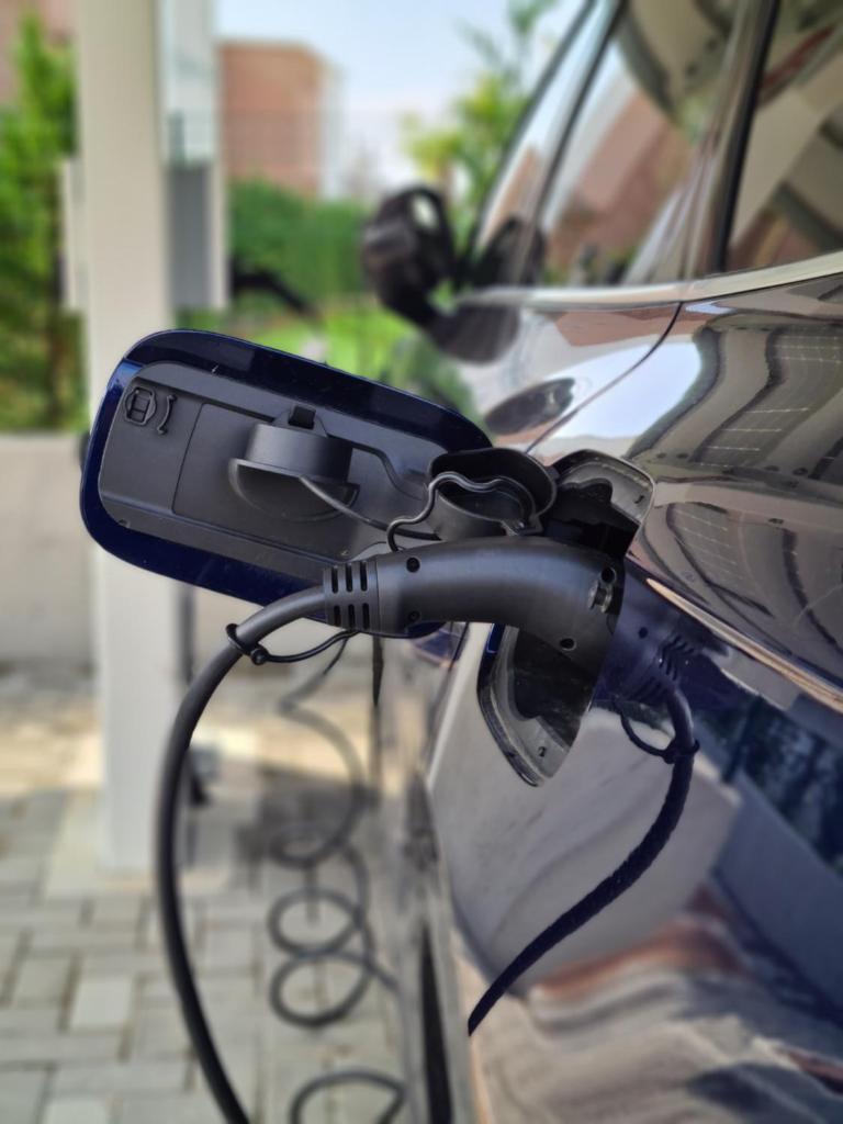 une voiture avec un chargeur sur le côté dans l'établissement Pareus Beach Resort, à Caorle