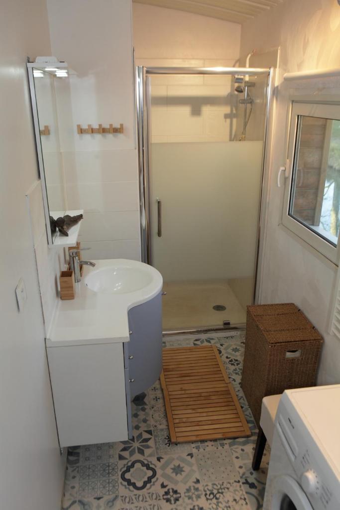 une salle de bain avec un lavabo et une douche dans l'établissement Péniche Kairos - Havre de paix sur Canal du midi, à Toulouse