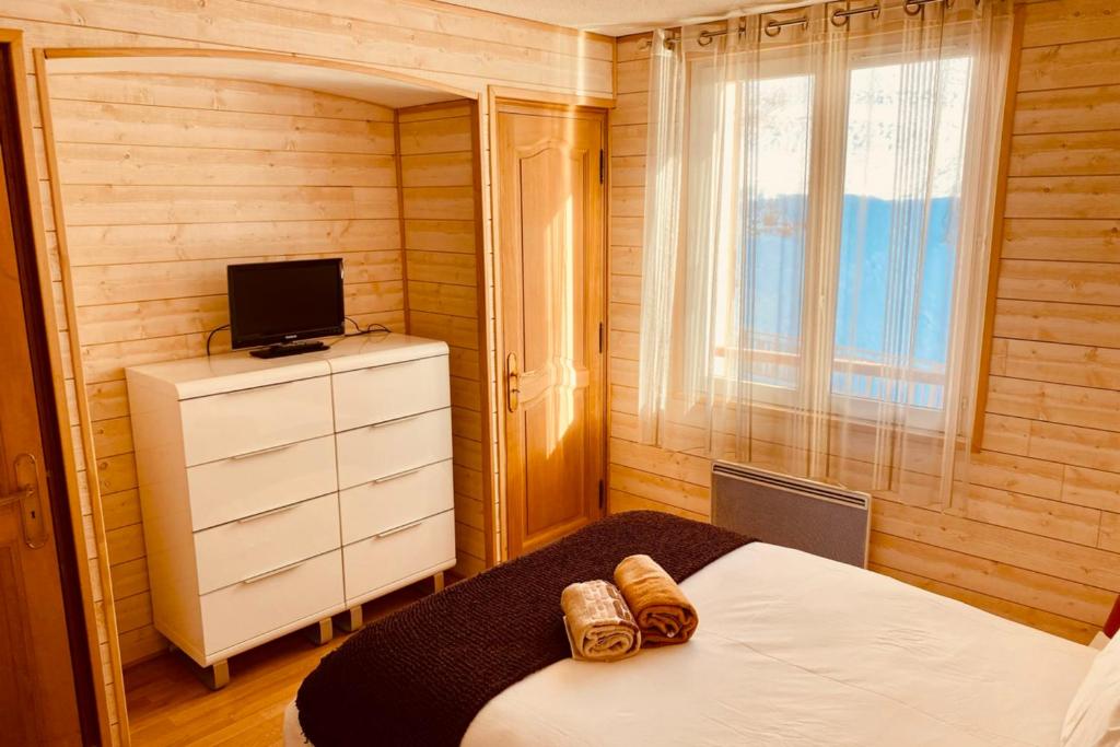 une petite chambre avec un lit et une télévision dans l'établissement 2 room apartment in the center close to the slopes, à Valberg