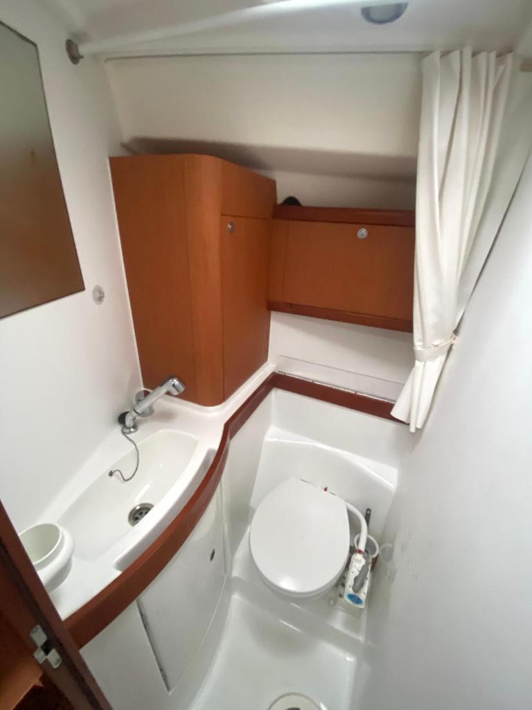 une petite salle de bain avec toilettes et lavabo dans l'établissement Expérience à bord à La Rochelle sur un voilier Océanis 40, à La Rochelle 9 autres photos