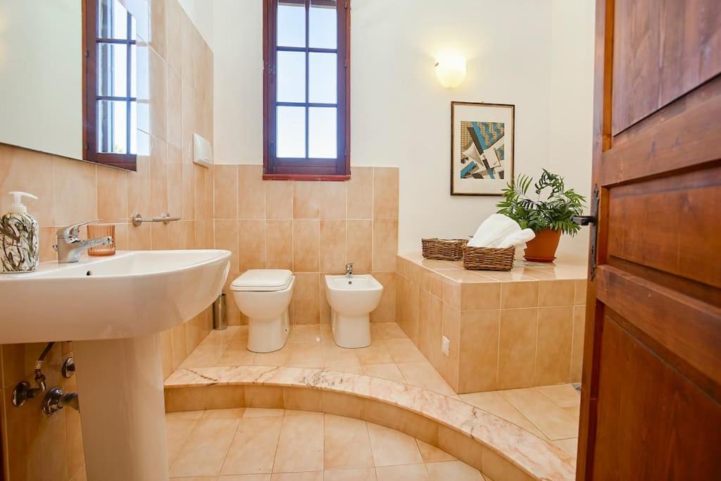 une salle de bain avec un lavabo et des toilettes dans l'établissement Villa Maravigghia, à Castellammare del Golfo
