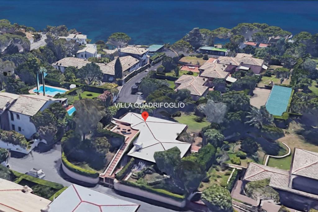 Vue aride d'une maison dans une banlieue dans l'établissement Villa Quadrifoglio, à Arenzano