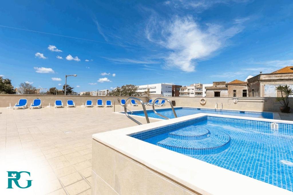 Central Apartment with Pools and Parking #1934