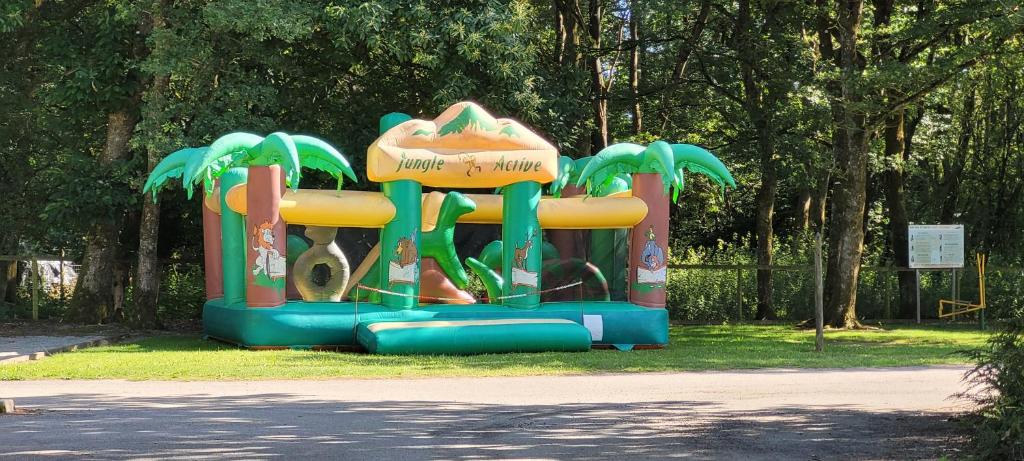 - une aire de jeux dans un parc avec toboggan dans l'établissement Mobil Home XXL 4 chambres - Camping Les Jardins du Morbihan, à Monterblanc