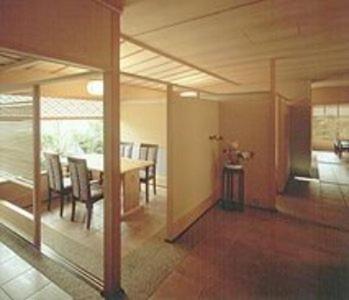 une salle à manger avec une table et des chaises dans une pièce dans l'établissement Ise Todaya Ryoan, à Ise