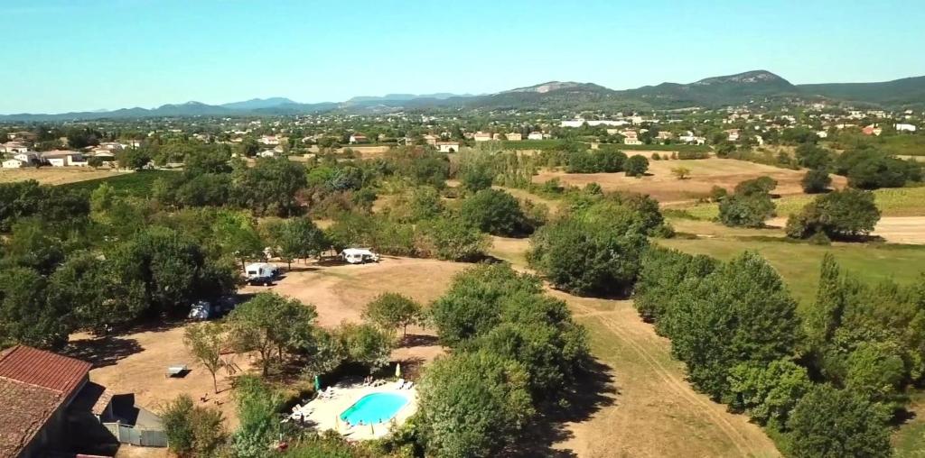 - une vue aérienne sur une ferme avec une piscine dans l'établissement Le Mas Cauvy, à Saint-Christol-lès-Alès