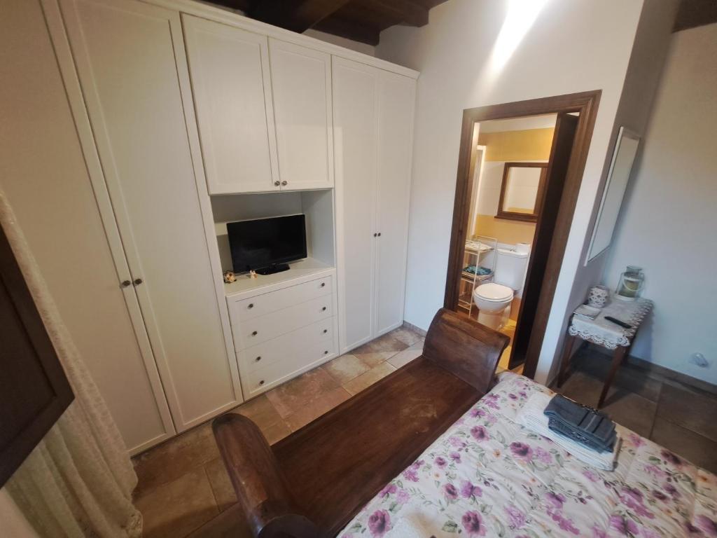 Cet appartement comprend une chambre avec un lit et une télévision. dans l'établissement Casa nel verde a Monterotondo, à Cretone 19 autres photos