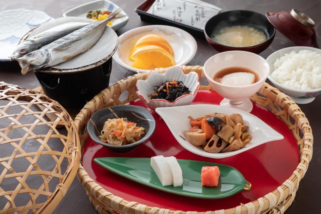 une table recouverte de assiettes et de bols de nourriture dans l'établissement Shinshiyo, à Hita