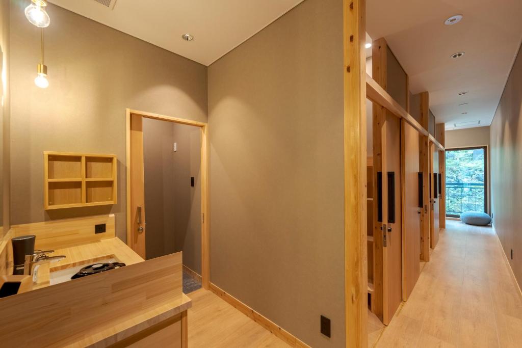 La salle de bains est pourvue d'un lavabo et d'un couloir. dans l'établissement Hishino Onsen Tokiwakan, à Komoro