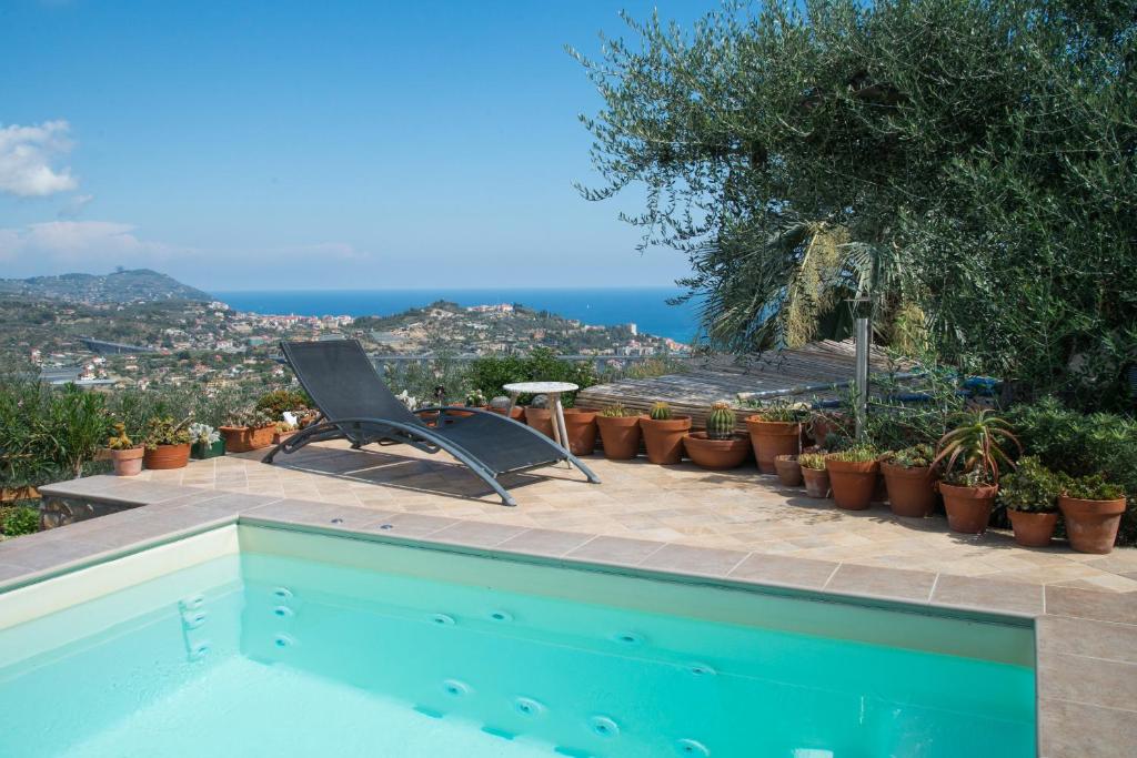 une piscine avec vue sur l'océan dans l'établissement Villa Annetta, à Poggi