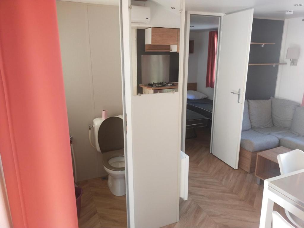 Elle comprend une petite salle de bains pourvue de toilettes. dans l'établissement MOBIL HOME Au PRECIEUX, à Valras-Plage
