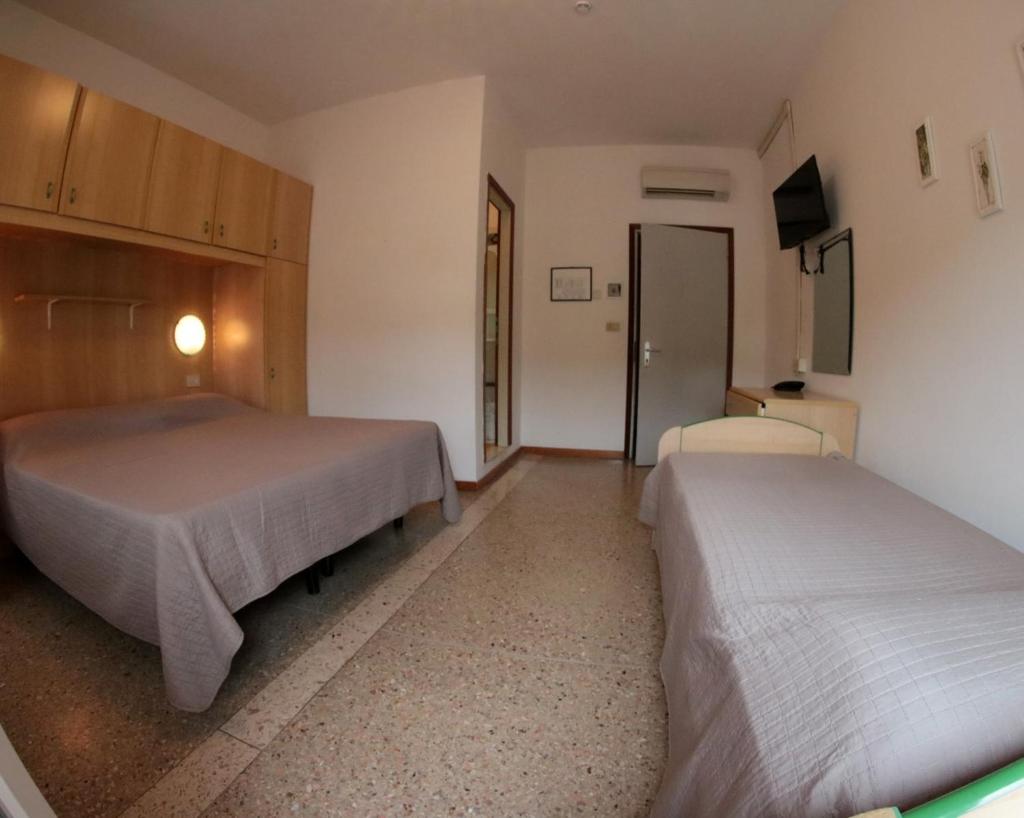 une chambre d'hôtel avec deux lits dans une chambre dans l'établissement Albergo Rosa, à Cavallino-Treporti 25 autres photos