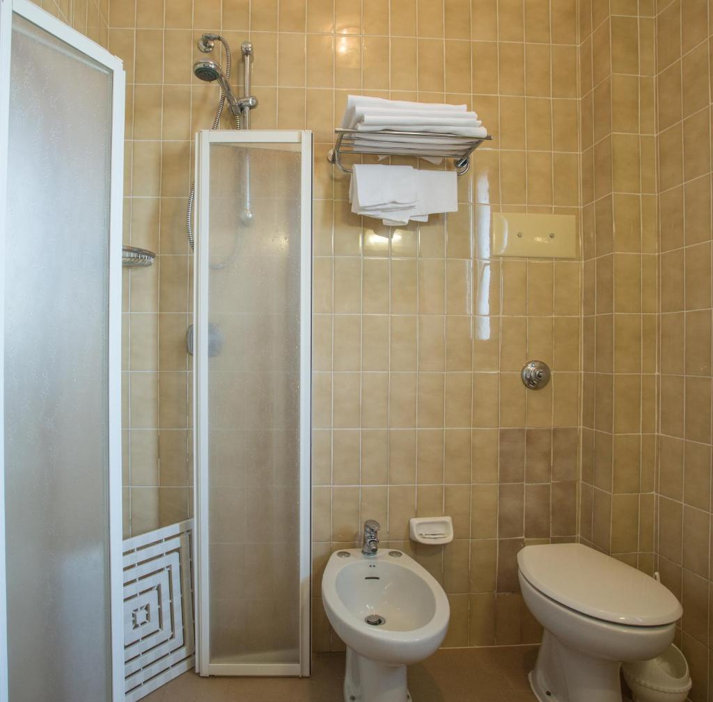 une salle de bain avec toilettes, douche et lavabo dans l'établissement Hotel Genzianella, à Cervia 22 autres photos