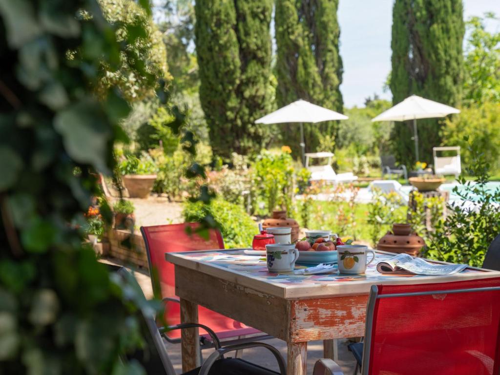 une table avec des tasses et des assiettes de nourriture dans l'établissement Villa La Colonica by Interhome, à Gambassi Terme