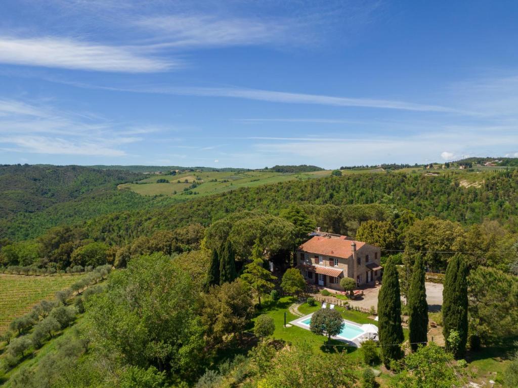 - une vue aérienne sur une maison dans les collines dans l'établissement Villa La Colonica by Interhome, à Gambassi Terme