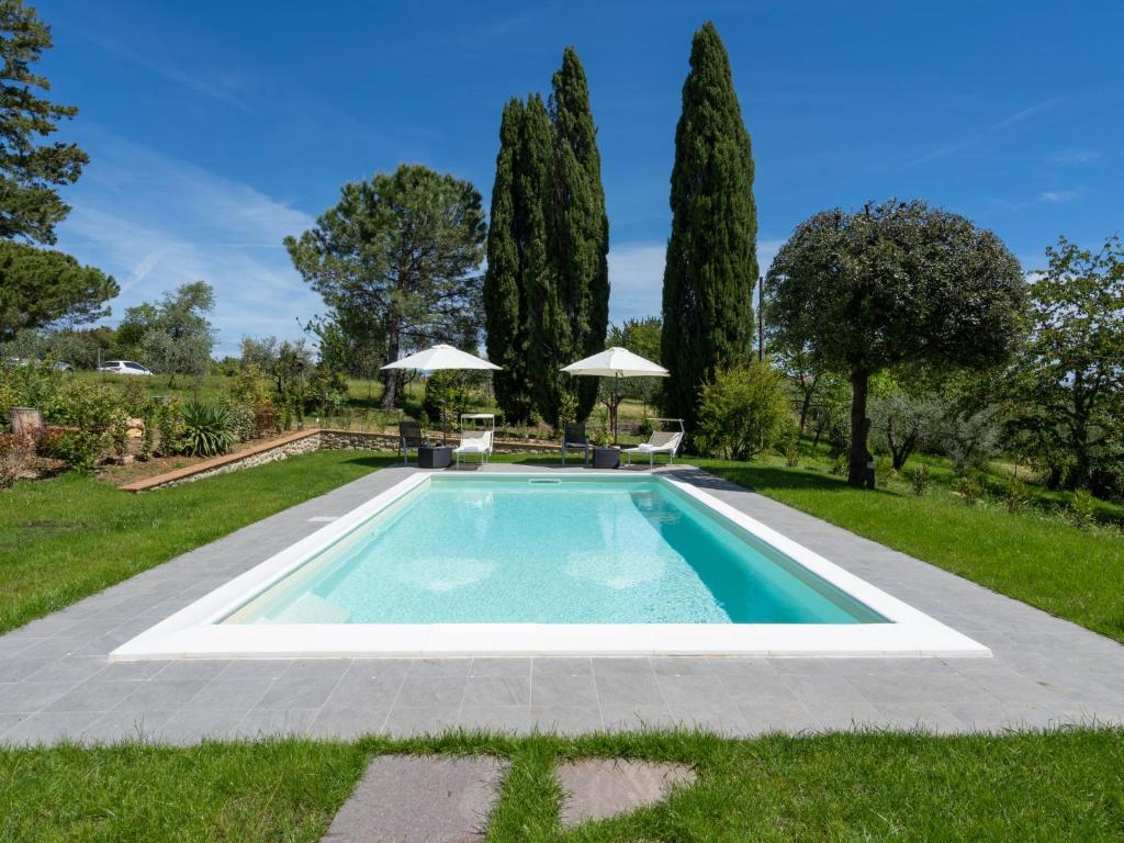 - une piscine dans une cour arborée dans l'établissement Villa La Colonica by Interhome, à Gambassi Terme