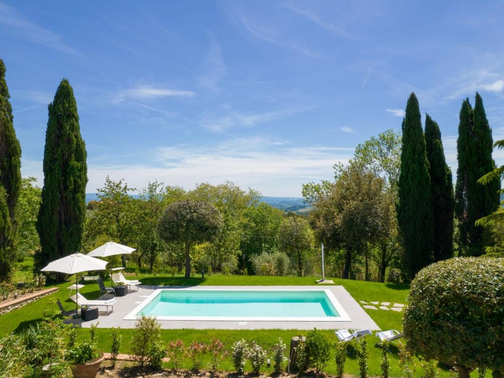 une piscine extérieure dans un jardin arboré dans l'établissement Villa La Colonica by Interhome, à Gambassi Terme