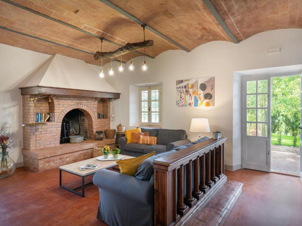 un salon avec un canapé et une cheminée dans l'établissement Villa La Colonica by Interhome, à Gambassi Terme