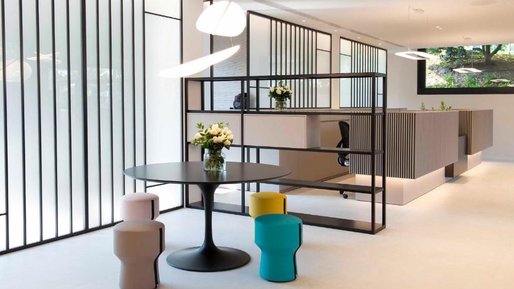 une salle à manger avec une table et quelques chaises dans l'établissement Hotel President, à Lignano Sabbiadoro