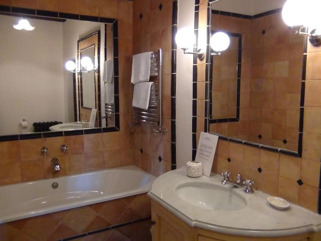 une salle de bain avec une baignoire, un lavabo et un miroir dans l'établissement Palazzo Prugnoli, Monte Santa Maria Tiberina, 8 Bedroom villa with private pool & superb views, à Pérouse 49 autres photos