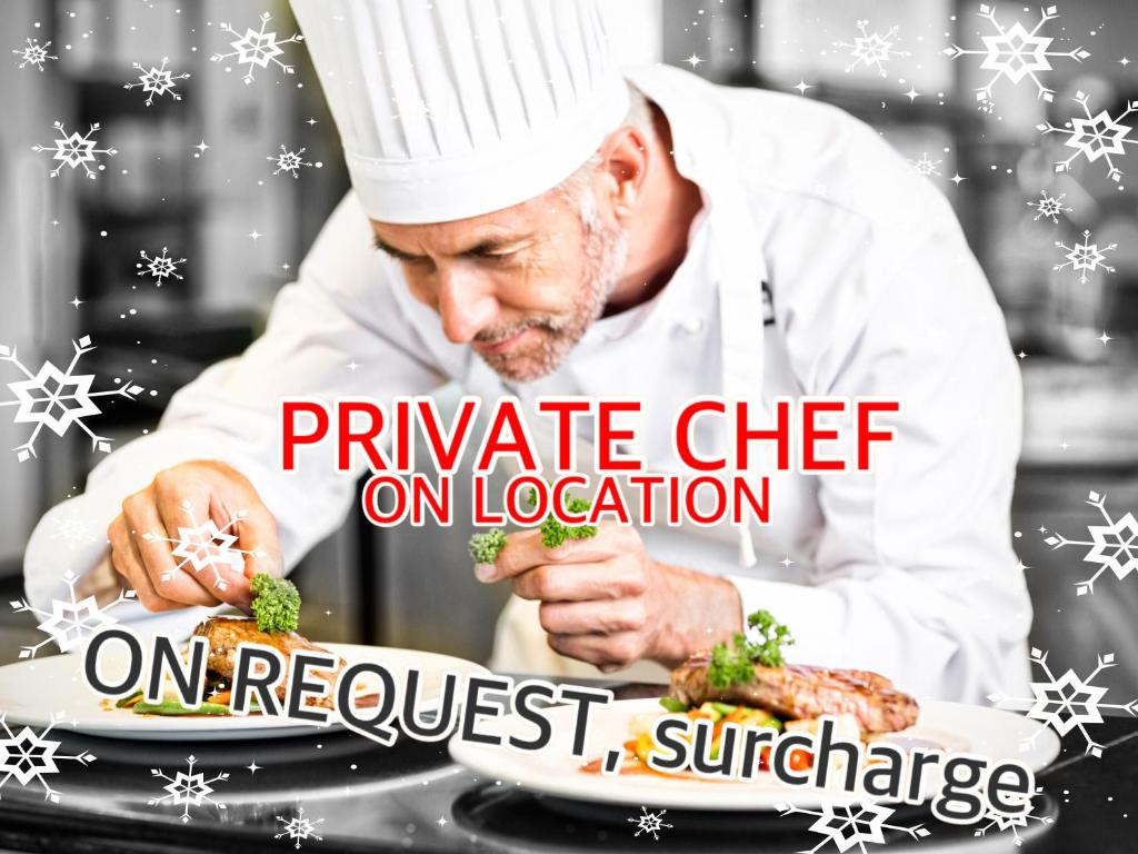 un chef prépare une assiette de nourriture dans l'établissement Large villa for 20 guests on large estate with private pool and tennis court Big conference room with facilities VILLAITALY EU, à Cairo Montenotte