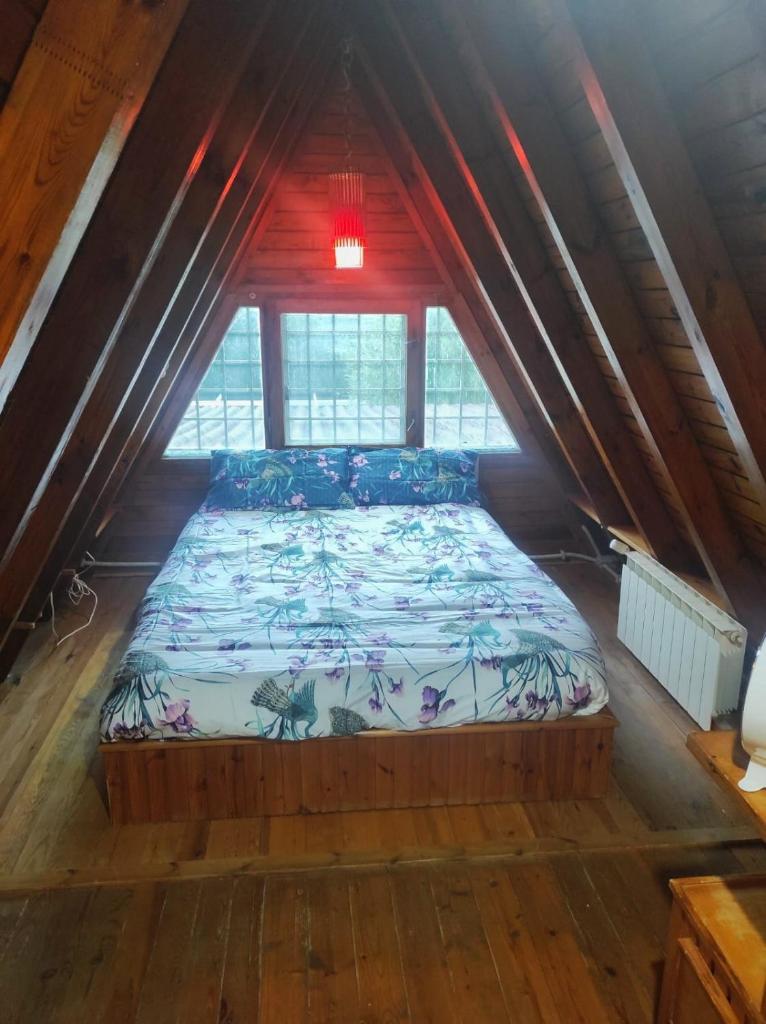 - un lit dans le grenier d'une chambre dans l'établissement Villa con piscina Circeo - Sabaudia, à Borgo Montenero 40 autres photos