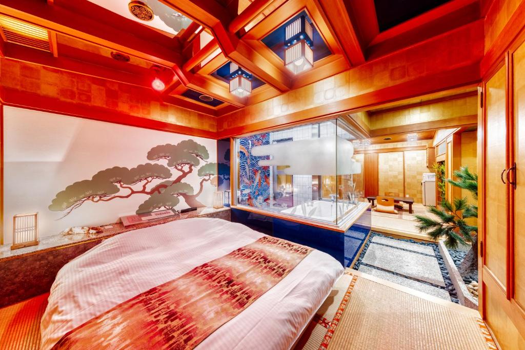 une chambre avec un grand lit et une grande fenêtre dans l'établissement Hotel Chronos -Adult Only, à Fushimi