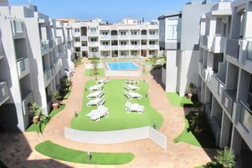 Tutti Frutti con Piscina, Terraza soleada privada, primera planta y Wi-FI 7