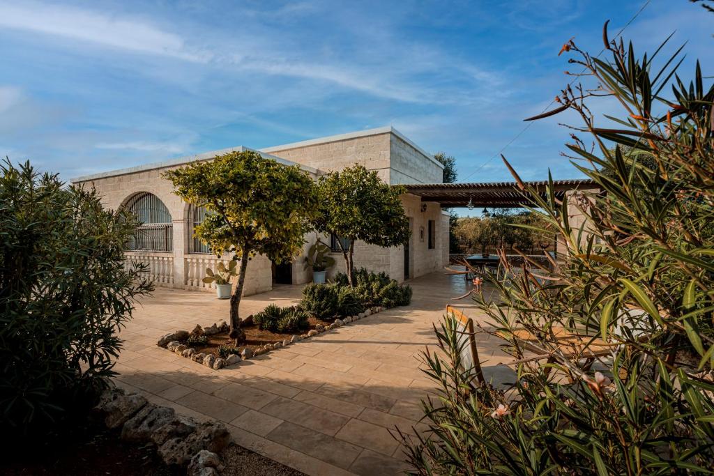 VILLA OSTUNI ONE mit Pool, Gästehaus & Glamping
