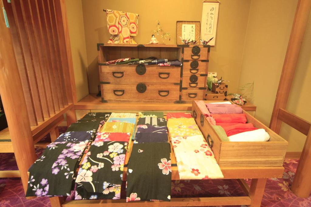 une chambre avec un lit et une table avec une couette dans l'établissement Shikanoyu Hotel, à Komono